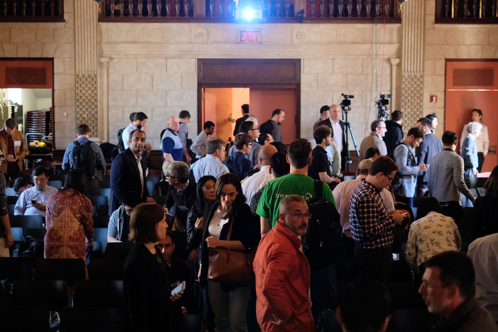 A packed hall of attendees talking between sessions at KGC 2022
